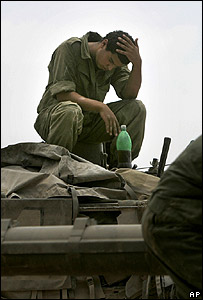 Soldado israelense descansa depois de missão no Líbano