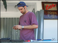 Trabalhadores preparam as instalações para a chegada do furacão