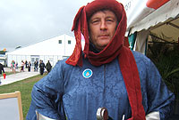 Grahame Morris wedi ei wisgo fel marchog