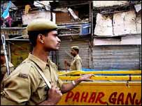 Yeni Delhi'de devriye gezen Hint askeri