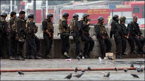 Lính đặc nhiệm Ấn Độ nghỉ ngơi sau khi kiểm soát được khách sạn Taj Mahal