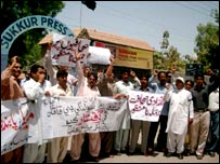 نثار سولنگی کی ہلاکت پر سکھر میں صحافیوں کا احتجاج