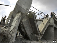 Israel phá hủy ba cây cầu tại Gaza