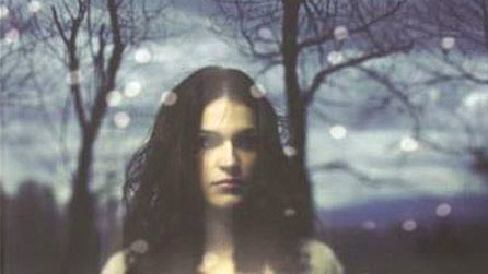 Rhan o glawr Naw Mis gan Caryl Lewis