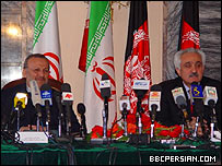 منوچهر متکی (سمت چپ) و دادفر اسپنتا، وزيران خارجه ايران و افغانستان در کابل