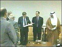 इराक़ियों को सत्ता हस्तांतरण