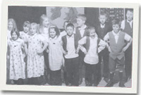 Plant heddiw yng ngwisgoedd ddoe