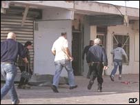 ساکنان نواحی مرزی اسرائيل به پناهگاه می روند