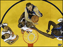 نبرد در زیر حلقه گلدن استیت