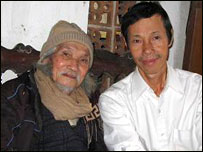 Nhà văn Tiêu Dao Bảo Cự và nhà thơ Hữu Loan trong hình chụp năm 2005