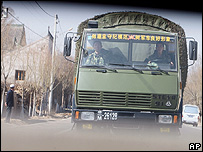 Caminhão militar chinês em uma estrada em Linxia, na província de Gansu