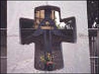 Хрест біля Михайлівського собору - єдина відзнака пам'яті загиблих під час голодомору