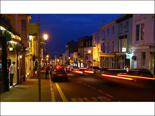 由于接近英格兰的朴次茅斯港，怀特岛的夜生活也受益于对岸的游客。