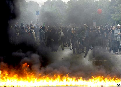 Người biểu tình sau làn khói