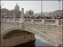 Fiéis fazem fila em Roma para ir à Basílica de São Pedro