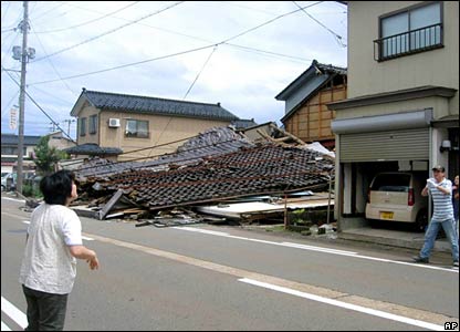 Một ngôi nhà bị sập tại Kashiwazaki.