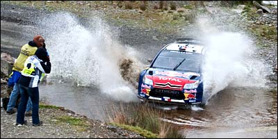 Sebastien Loeb yng nghoedwigoedd Cymru