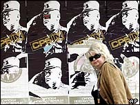 Một phụ nữ đi ngang qua áp phích truy nã tướng Mladic tại Belgrade