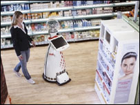 Robô atendente da loja da rede de supermercados Real em Tönisvorst, na Alemanha.