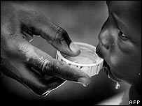 Một em bé Sudan được uống nước sạch tại một trại tị nạn ở Darfur