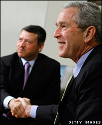 جورج بوش با ملک عبدالله دست می دهد