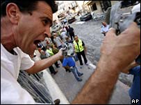 Israelense mostra restos do foguete disparado contra cidade de Safed