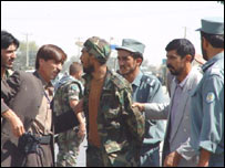 بازداشت فردی با لباس نظامی