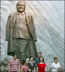 Các du khách tại bức tượng Đặng Tiểu Bình