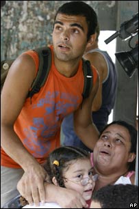 Mulher protege criança durante tiroteio no Rio