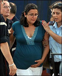 Một phụ nữ có thai được chuyển đi sơ tán