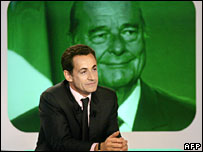Nicolas Sarkozy com Jacques Chirac ao fundo