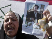 Manifestante mostra imagem de Saddam Hussein em Baquba
