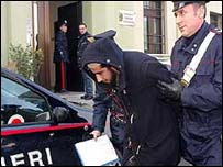 Marroquino sendo preso pela polícia italiana
