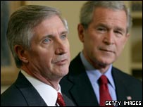 小布什与前办公厅主任卡德(左)