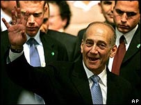 Ehud Olmert taraftarlarını selamlıyor