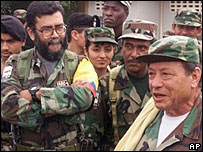 Alfonso Cano (à esquerda) e o ex-líder das Farc, Manuel Marulanda (à direita), morto em março