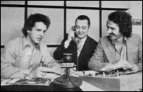 Jáder de Oliveira (centro) apresentando programa na BBC Brasil