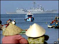 Chiến hạm USS Vandegrift ghé thăm VN