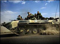 Soldados russos em retirada da Geórgia