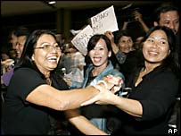 Chừng 200 bà con người Việt tại Los Angeles đã ra đón các thuyền nhân tới từ Philippines