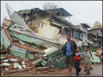 Enkazın önünde bir aile