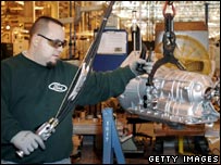 Michigan'daki General Motors fabrikasında çalışan bir işçi