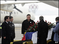 Corpo de Milosevic chega ao aeroporto de Belgrado