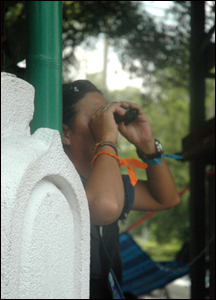 Một người biểu tình cầm ống nhòm theo dõi tình hình