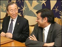 महासचिव बान की मून ( बाएं) के साथ शशि थरुर