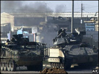 Tanques americanos patrulham as ruas de Mosul nesta quarta-feira