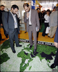 دو نفر روی نقشه ای که "حفره های سياه اينترنت" در آن مشخص شده ايستاده اند