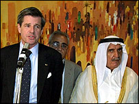 Irak'taki Amerikalı yönetici Paul Bremer Iraklı yerel liderlerle