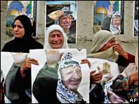 Mulheres palestinas choram a morte de Arafat