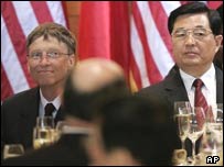 هو و بيل گيتس رييس مايکروسافت در ضيافتی در خانه آقای گيتس